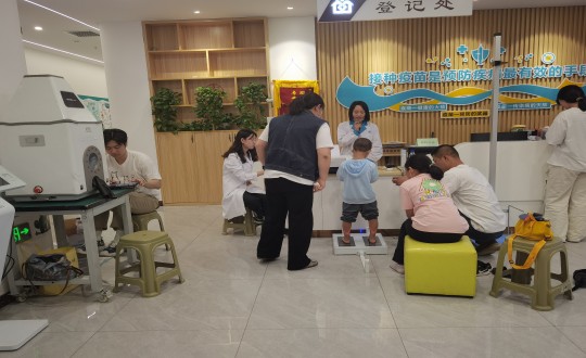 15.医疗公司“科学评估，，，助力开展”儿童义诊活动现场_副本.jpg