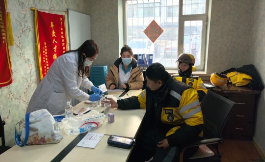 13.医疗公司为美团快递小哥举行免费血压丈量和乙肝两对半检测服务_副本.jpg